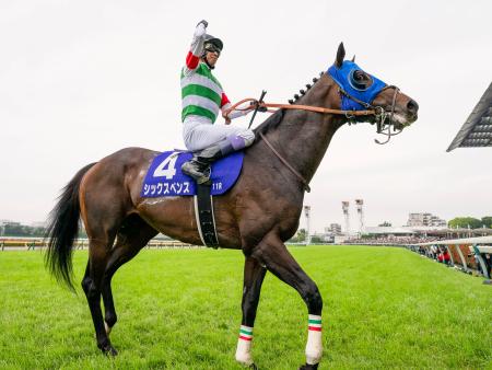 第７６回安田記念をシックスペンスで制し、喜ぶ武豊騎手＝東京競馬場