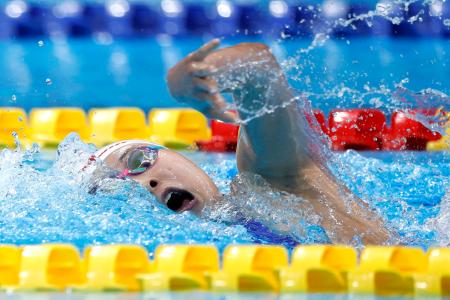 女子４００メートル個人メドレー決勝、自由形で力泳する成田実生。４分３５秒１６で優勝した＝東京アクアティクスセンター