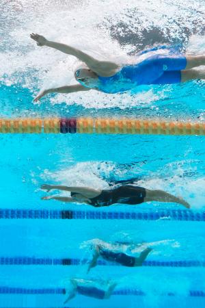 女子400メートル個人メドレー決勝 バタフライで力泳する成田実生(上)。4分35秒16で優勝した=東京アクアティクスセンター