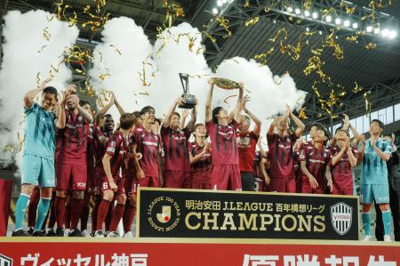Ｊ１百年構想リーグを制覇した神戸の優勝報告会＝７日、ノエビアスタジアム神戸