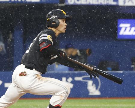 １２回ソフトバンク無死一、三塁、庄子が一前に決勝スクイズを決める＝横浜