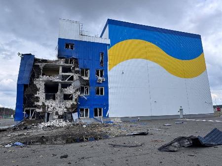 ７日に公表された、ロシアの無人機攻撃を受けた使用済み核燃料貯蔵施設の建物＝ウクライナ・キーウ州（エネルゴアトム提供、ロイター＝共同）