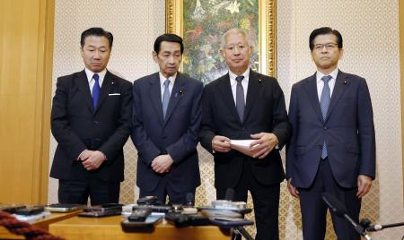 皇族数確保策の「立法府の総意」案を取りまとめた後、記者団の取材に応じる（左から）福山参院副議長、関口参院議長、森衆院議長、石井衆院副議長＝５日、衆院議長公邸