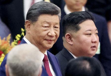 2025年9月、レセプションに臨む中国の習近平国家主席(左)と北朝鮮の金正恩朝鮮労働党総書記=北京の人民大会堂(ロイター=共同)