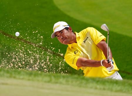 最終ラウンド、11番でバンカーショットを放つ松山英樹。通算7オーバーで43位=7日、ミュアフィールドビレッジGC(共同)