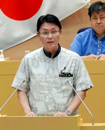 那覇市議会本会議で市長選への出馬を表明する知念覚市長＝８日午前