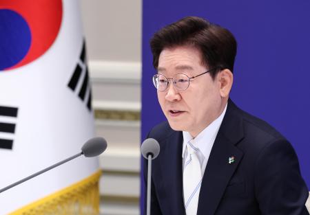 ８日、韓国大統領府で就任１年に合わせた記者会見を行う李在明大統領（聯合＝共同）