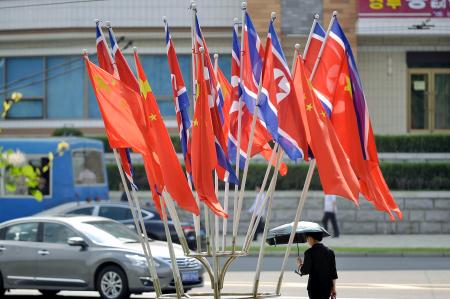 中国の習近平国家主席の７年ぶりの訪問を受け、平壌市内に掲げられた北朝鮮と中国の国旗＝８日（共同）