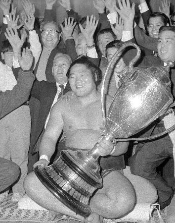 １９７２年３月、大相撲春場所で初優勝を飾り、賜杯を手に笑顔を見せる長谷川＝大阪府立体育会館