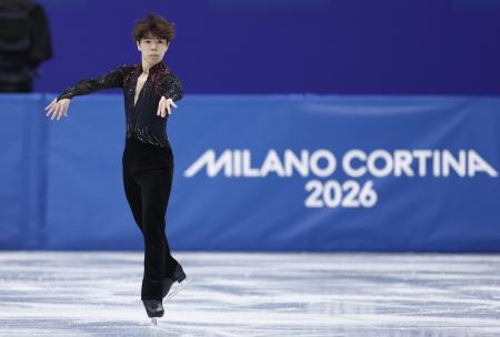 ミラノ・コルティナ冬季五輪の男子フリーで演技する佐藤駿=2月、ミラノ(共同)