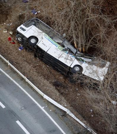 国道から転落、横転したスキーバス＝２０１６年１月、長野県軽井沢町