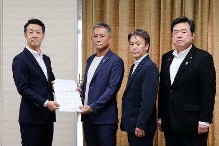 大阪市の横山英幸市長（左端）に要望書を提出する自公の市議＝８日午前、大阪市役所