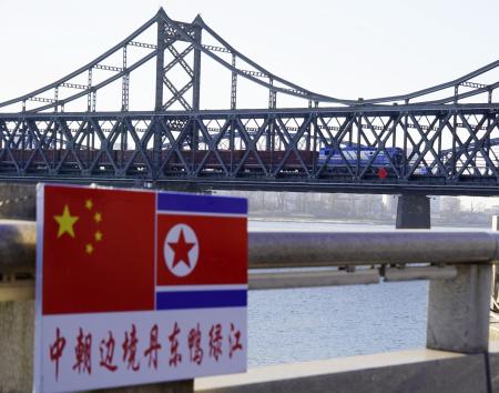 北朝鮮から中国遼寧省丹東に向かう貨物列車＝２０２５年１２月（共同）