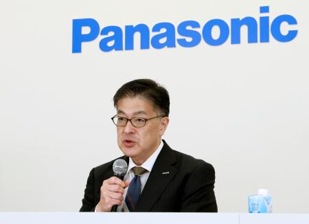 投資家向けのオンライン説明会で発言するパナソニックＨＤの楠見雄規社長＝８日午後