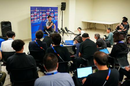 事前合宿を終え取材に応じる森保監督（奥）＝７日、モンテレイ（共同）