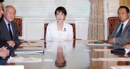 自民党役員会に臨む高市首相（中央）＝８日午後、国会