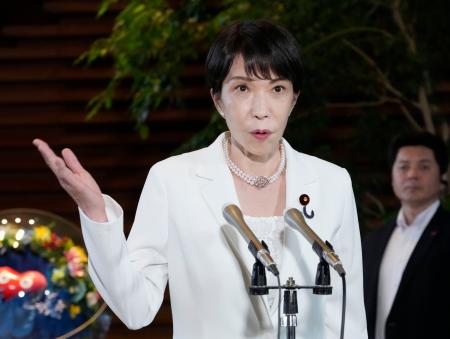 自民党総裁選での中傷動画作成疑惑に関し、記者団の取材に応じる高市首相＝８日午後、首相官邸