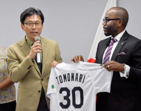 野球のナイジェリア代表監督に就任した友成晋也氏（左）＝８日、東京都内