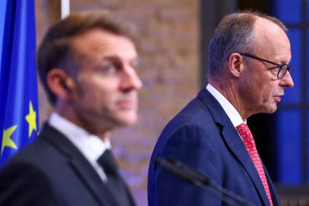 共同記者会見に臨むドイツのメルツ首相（右）とフランスのマクロン大統領＝２０２５年１１月、ドイツ・ベルリン（ロイター＝共同）