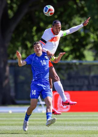 国際親善試合のウズベキスタン戦で競り合うオランダのファンダイク（右）＝ニューヨーク（ＩＳＩ　Ｐｈｏｔｏｓ提供・ゲッティ＝共同）