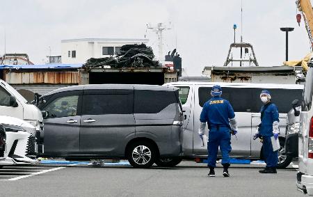 男性の遺体が見つかった現場付近を調べる警察官＝９日午前１１時２０分、神戸市須磨区