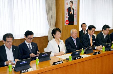 自民党総務会に臨む有村総務会長（左から３人目）ら。国家安全保障戦略など安保関連３文書の改定に向けた政府への提言案を了承した＝９日午前、東京・永田町の党本部