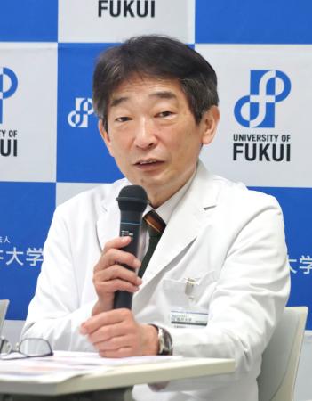 記者会見する福井大病院の藤枝重治病院長＝９日午前、福井県永平寺町