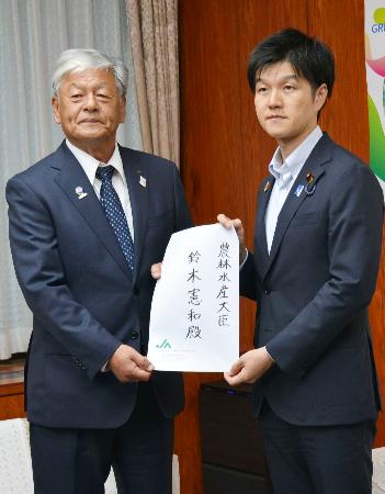 南米の関税同盟との貿易交渉を巡り、鈴木農相（右）に国内農業へ配慮するよう要請するＪＡ全中の神農佳人会長（左）＝９日午後、農水省