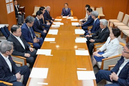 自民党本部で開かれた「安定的な皇位継承の確保に関する懇談会」＝９日午後、東京・永田町
