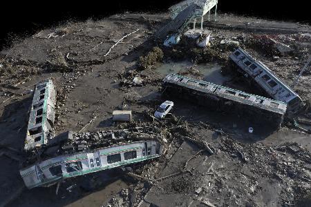 東日本大震災で津波に襲われた福島県新地町のＪＲ新地駅と電車の３Ｄ画像から。駅舎や線路は流失し、線路をまたぐ跨線橋が残った。２０１１年３月１２日に共同通信が撮影した航空写真を基に作成した