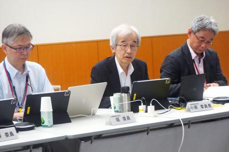 地震調査委員会の会合で発言する小原一成委員長（中央）＝９日午後、東京都千代田区