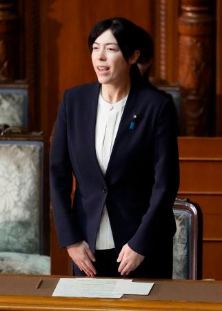 参院本会議で改正経済安全保障推進法が可決、成立し、一礼する小野田経済安保相＝１０日午前