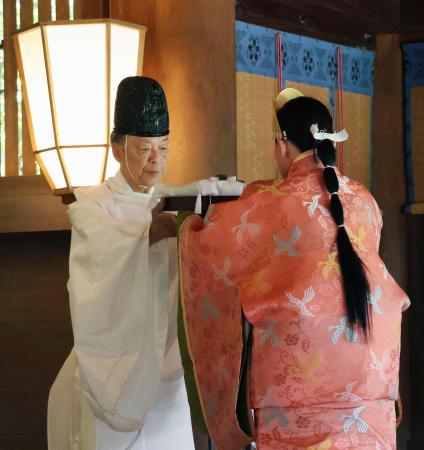 近江神宮で開かれた時計産業の発展を祈る「漏刻祭」＝１０日午前、大津市