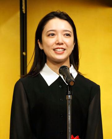 菊田一夫演劇賞を受賞した上白石萌音＝１０日、東京都千代田区