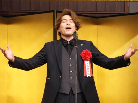 　菊田一夫演劇賞の授賞式で、歌で喜びを表現した佐藤隆紀＝１０日、東京都千代田区
