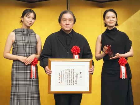 　菊田一夫演劇大賞を受賞した「大地の子」上演関係者代表の（左から）上白石萌歌、栗山民也、奈緒＝１０日、東京都千代田区