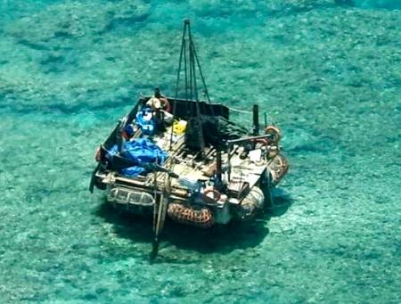 南シナ海スカボロー礁で確認された構造物（フィリピン沿岸警備隊提供・共同）