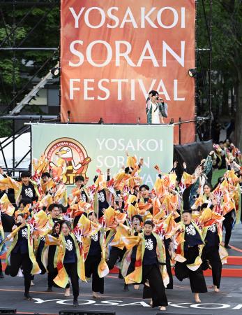札幌市の大通公園で開幕した初夏の風物詩「ＹＯＳＡＫＯＩソーラン祭り」＝１０日午後