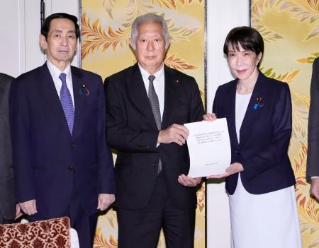 皇族数確保策に関する「立法府の総意」のとりまとめを森衆院議長（中央）と関口参院議長（左）から受け取る高市首相＝１０日午後、国会
