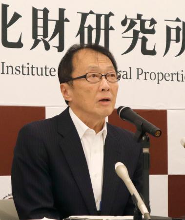 記者会見する奈良文化財研究所の本中真所長＝１０日午後、奈良市