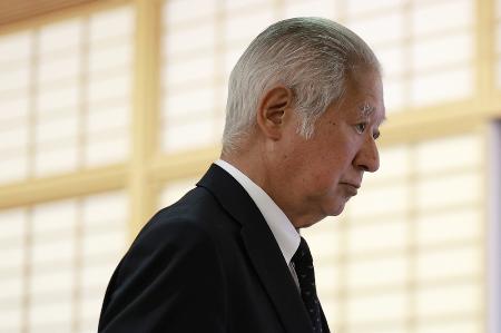 記者会見を終え、引き揚げる森英介衆院議長＝８日、衆院議長公邸