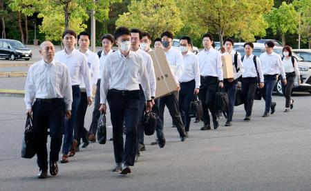 宮城県富谷市役所に家宅捜索に入る宮城県警の捜査員ら＝１０日午後