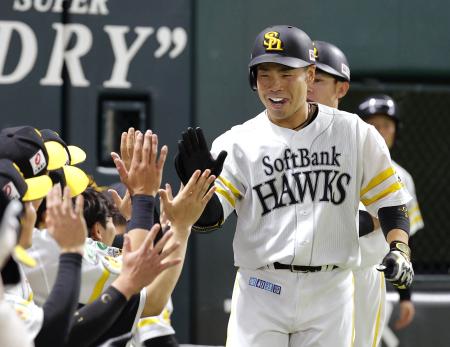 ７回、２ランを放ち、ナインとタッチするソフトバンク・近藤＝みずほペイペイドーム