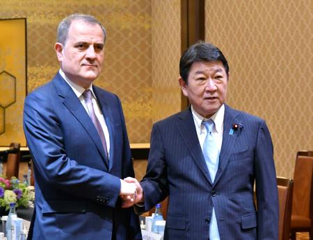 会談前に握手するアゼルバイジャンのバイラモフ外相（左）と茂木外相＝１０日午後、東京都港区の飯倉公館
