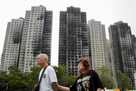 大規模火災が起きた高層住宅群＝３月、香港（共同）