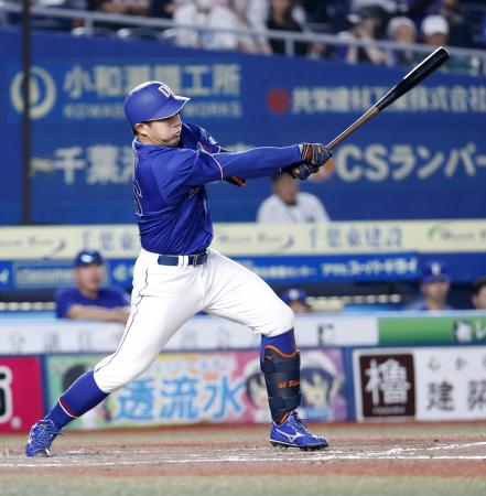 ３回中日１死、鵜飼が左中間に満塁本塁打を放つ＝ＺＯＺＯマリン