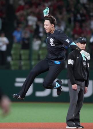１０回、サヨナラ打を放ち跳び上がって喜ぶ西武・長谷川＝ベルーナドーム