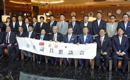 台湾出発を前に、記念写真に納まる超党派の議員連盟「日華議員懇談会」のメンバーら＝昨年１０月、羽田空港