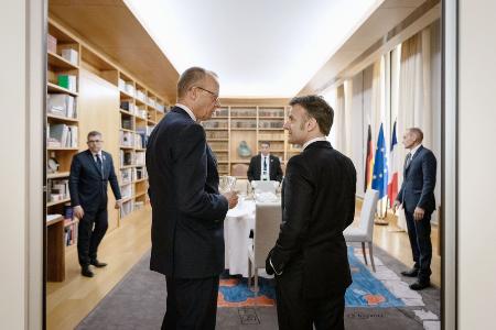 昨年3月にベルリンでメルツ氏(中央左)と会ったフランスのマクロン大統領(同右)。マクロン氏が自身の公式Xに投稿した(共同)
