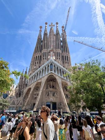 観光客でごった返すサグラダ・ファミリア教会＝６日、スペイン・バルセロナ（共同）